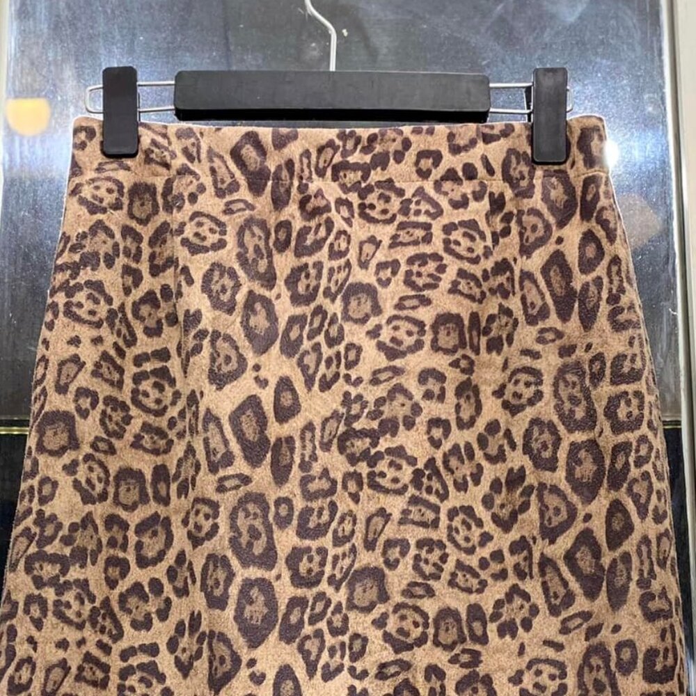 Stunning Long Dress with Bold Leopard Print - Picture 2 of 4